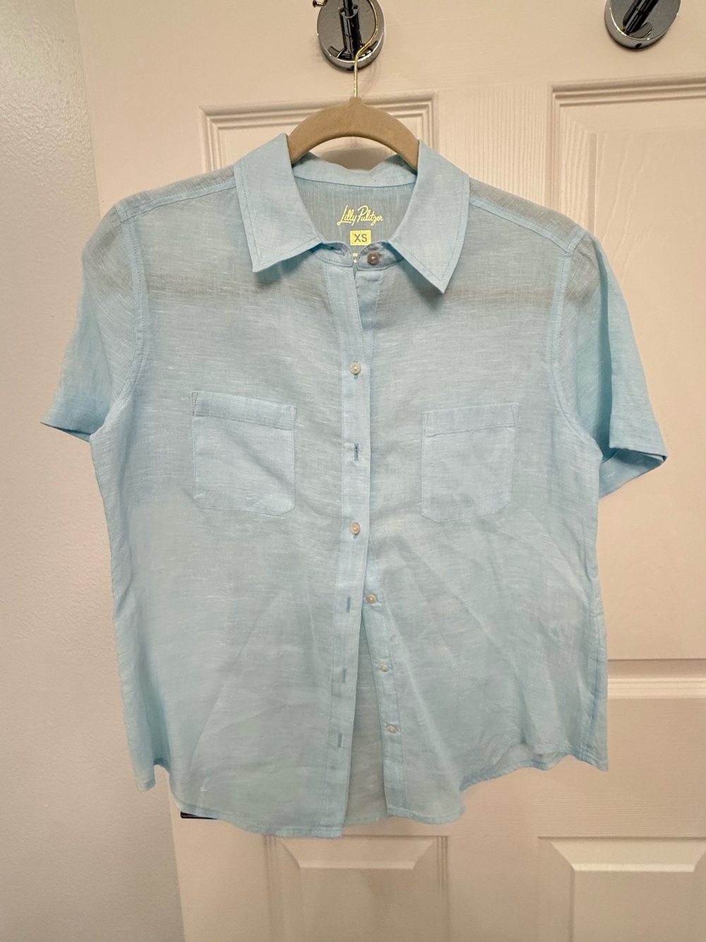 NWOT Lilly Pulitzer Lynnie Linen Short Sleeve Button Down Shirt Light Blue, XS